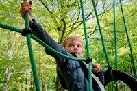 Ein Junge klettert im WOW PARK