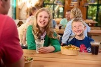 Eine Familie genießt eine leckere Mahlzeit im WOW PARK