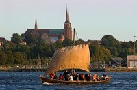 Ein nachgebautes Wikingerschiff schwimmt auf dem Fjord bei Roskilde