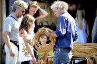 Ein Mann erklärt einer Familie die Seile im Seillager