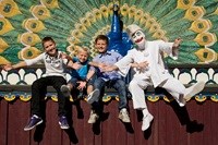 Drei Jungen gemeinsam auf der Bühne mit Pierrot