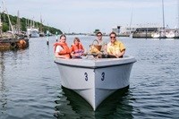 Eine Familie mit 2 Kindern in einem GoBoat im Aarhus Hafen