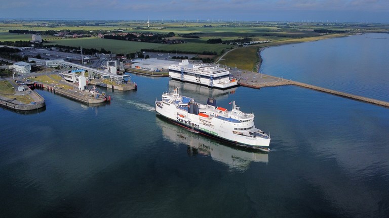 Eine Scandlines-Fähre verlässt den Hafen von Puttgarden